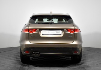 Подержанный автомобиль Jaguar F-Pace 2016 года (6 фото)