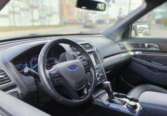 Подержанный автомобиль Ford Explorer 2018 года (17 фото)