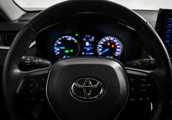 Подержанный автомобиль Toyota RAV4 2020 года (18 фото)