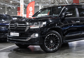 Подержанный автомобиль Toyota Land Cruiser Suv 2019 года (2 фото)