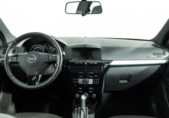 Подержанный автомобиль Opel Astra Hatchback 2010 года (13 фото)