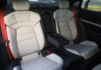 Подержанный автомобиль Porsche Taycan 2021 года (35 фото)