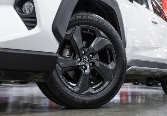 Подержанный автомобиль Toyota RAV4 2022 года (2 фото)