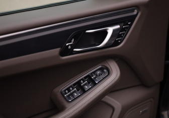 Подержанный автомобиль Porsche Macan 2019 года (24 фото)