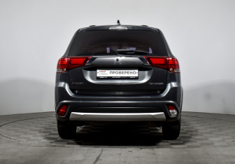 Подержанный автомобиль Mitsubishi Outlander 2018 года (6 фото)