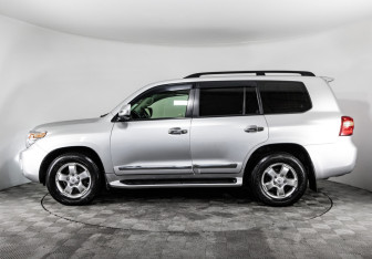 Подержанный автомобиль Toyota Land Cruiser Suv 2012 года (9 фото)