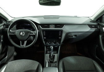 Подержанный автомобиль Skoda Octavia Liftback 2019 года (13 фото)