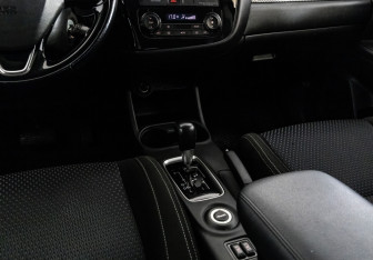Подержанный автомобиль Mitsubishi Outlander 2016 года (12 фото)
