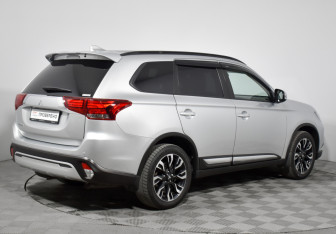 Подержанный автомобиль Mitsubishi Outlander 2022 года (5 фото)