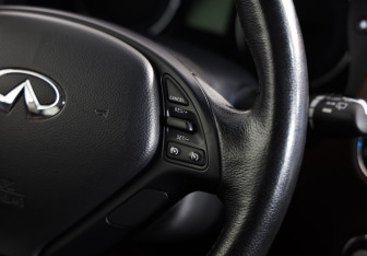 Подержанный автомобиль Infiniti EX 2012 года (11 фото)