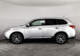 Подержанный автомобиль Mitsubishi Outlander 2015 года (8 фото)
