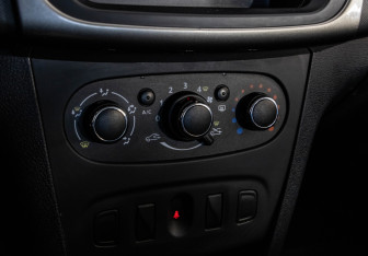 Подержанный автомобиль Renault Logan Sedan 2016 года (13 фото)