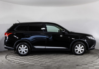 Подержанный автомобиль Mitsubishi Outlander 2016 года (4 фото)