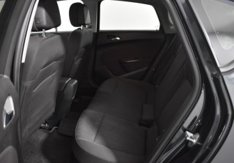 Подержанный автомобиль Opel Astra Hatchback 2013 года (12 фото)