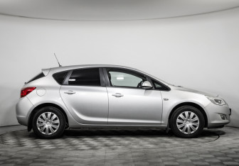 Подержанный автомобиль Opel Astra Hatchback 2011 года (4 фото)