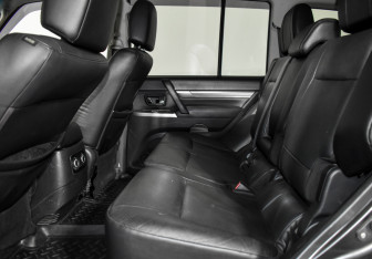 Подержанный автомобиль Mitsubishi Pajero 2014 года (12 фото)