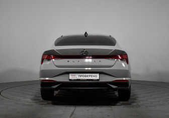 Подержанный автомобиль Hyundai Elantra Sedan 2021 года (6 фото)