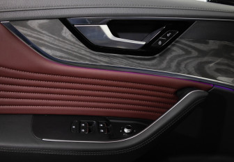 Подержанный автомобиль Hongqi HS5 2023 года (15 фото)