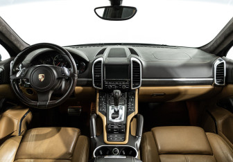 Подержанный автомобиль Porsche Cayenne 2011 года (13 фото)