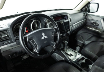 Подержанный автомобиль Mitsubishi Pajero 2015 года (11 фото)