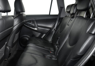 Подержанный автомобиль Toyota RAV4 2011 года (13 фото)