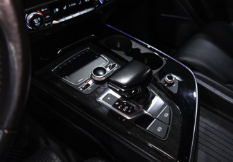 Подержанный автомобиль Audi Q7 2017 года (25 фото)