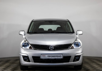 Подержанный автомобиль Nissan Tiida Hatchback 2010 года (2 фото)