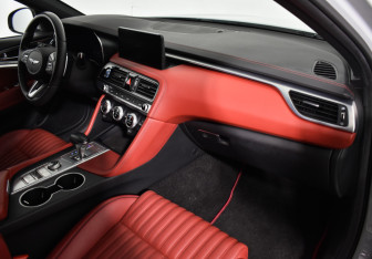 Подержанный автомобиль Genesis G70 2022 года (13 фото)