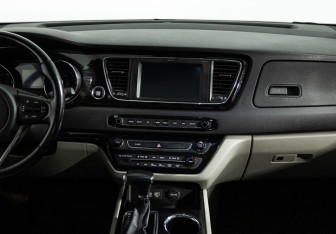 Подержанный автомобиль Kia Carnival 2018 года (14 фото)
