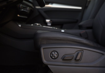 Подержанный автомобиль Audi Q5 2020 года (25 фото)