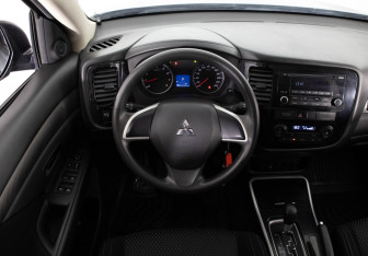 Подержанный автомобиль Mitsubishi Outlander 2018 года (10 фото)