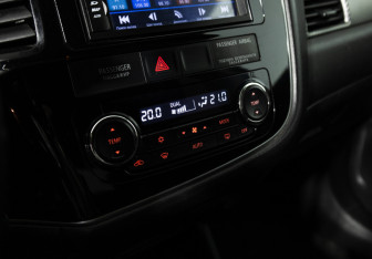 Подержанный автомобиль Mitsubishi Outlander 2015 года (17 фото)