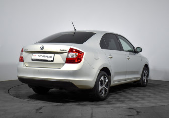Подержанный автомобиль Skoda Rapid Liftback 2014 года (5 фото)