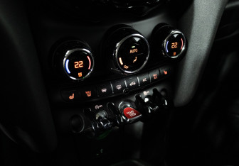 Подержанный автомобиль MINI Hatch 2018 года (16 фото)