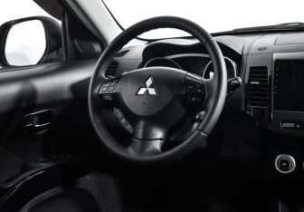 Подержанный автомобиль Mitsubishi Outlander 2008 года (15 фото)