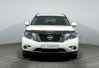 Подержанный автомобиль Nissan Pathfinder 2015 года (2 фото)