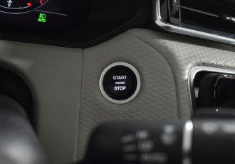 Подержанный автомобиль Land Rover Range Rover Velar 2018 года (18 фото)