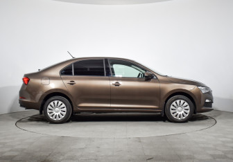 Подержанный автомобиль Skoda Rapid Liftback 2021 года (4 фото)