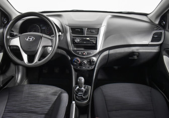 Подержанный автомобиль Hyundai Solaris Hatchback 2015 года (13 фото)