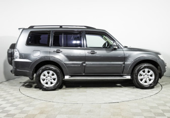 Подержанный автомобиль Mitsubishi Pajero 2015 года (4 фото)