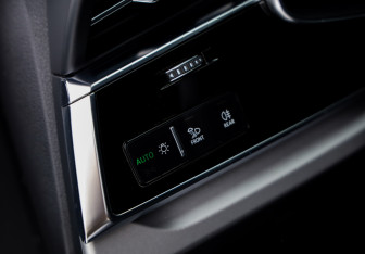 Подержанный автомобиль Audi Q8 2019 года (27 фото)