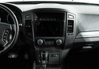 Подержанный автомобиль Mitsubishi Pajero 2013 года (14 фото)