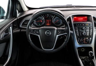 Подержанный автомобиль Opel Astra Hatchback 2012 года (11 фото)