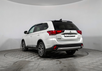 Подержанный автомобиль Mitsubishi Outlander 2018 года (7 фото)