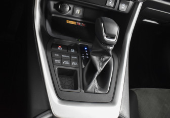 Подержанный автомобиль Toyota RAV4 2025 года (18 фото)