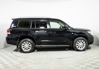 Подержанный автомобиль Toyota Land Cruiser Suv 2011 года (4 фото)