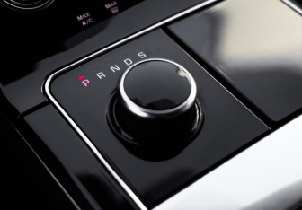 Подержанный автомобиль Land Rover Range Rover Velar 2018 года (24 фото)