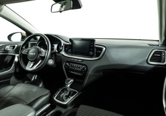 Подержанный автомобиль Kia Ceed Hatchback 2022 года (9 фото)