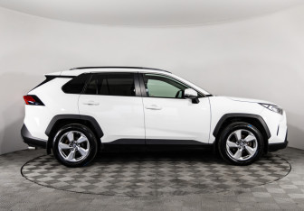 Подержанный автомобиль Toyota RAV4 2019 года (4 фото)