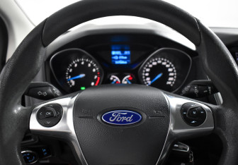 Подержанный автомобиль Ford Focus Hatchback 2013 года (17 фото)